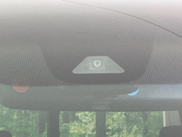 【ホンダセンシング】走行中に前方の車両等を認識し、衝突しそうな時は警報とブレーキで衝突回避と被害軽減をアシスト。より安全にドライブをお楽しみいただけます。