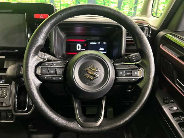 インテリアに合わせたデザインのステアリングは、運転される方のことも考え、運転しやすい形状、大きさです。是非一度、実際に触ってお確かめください。