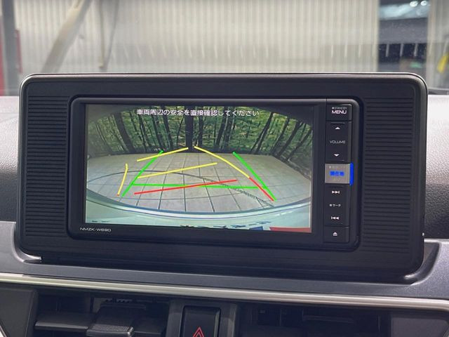 【バックカメラ】駐車時に後方がリアルタイム映像で確認できます。大型商業施設や立体駐車場での駐車時や、夜間のバック時に大活躍!運転スキルに関わらず、今や必須となった装備のひとつです!