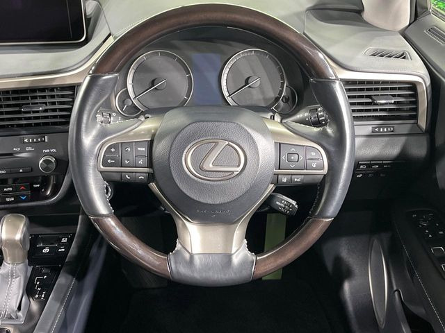 【ウッドコンビステアリング】高級感ある木目調パーツを採用した手に良く馴染むコンビハンドル。運転席廻りの雰囲気も一気に豪華になります!