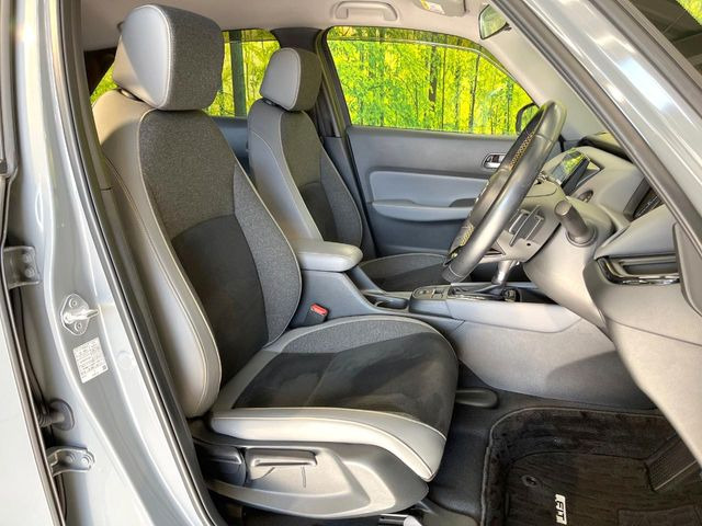 【合皮レザーシート】汚れのふき取りが容易でメンテナンスもが簡単な、機能性に優れる合成皮革を採用した上質なシートです。座り心地もよく、高級感あふれる心地良い車内空間を演出してくれます。