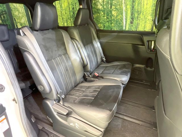 後部座席も気になるようなキズ・汚れやへたり等、大きなダメージはなく、良好な状態です。