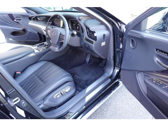 �J���[�w�b�h�A�b�v�f�B�X�v���C(�^�]�ɕK�v�ȏ����t�����g�K���X�ɉf���o����܂�)�E���N�T�X���S���菃���t���A�}�b�g�B