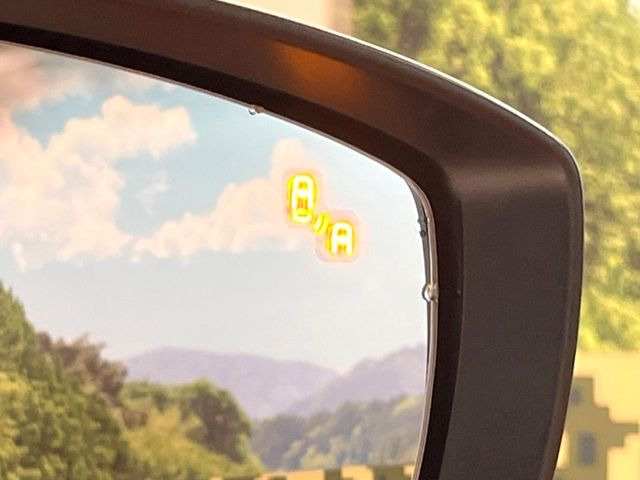 【ブラインドスポットモニタリング】走行中、ドアミラーの死角になりやすい箇所に後続車が接近するとサイドミラー付近に警告を表示、ドライバーに注意喚起をしてくれます。