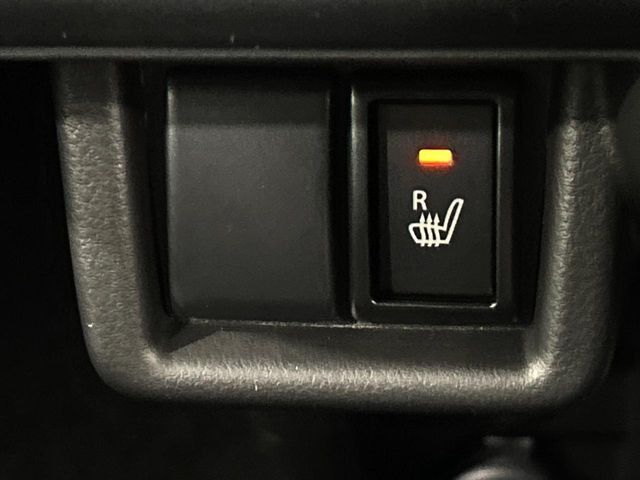 【シートヒーター】寒い日に重宝するシートヒーター!エアコンより早く温まってくれるので寒がりの人も安心ですね♪エアコンの温風は乾燥するから苦手、という方にもをおすすめです。