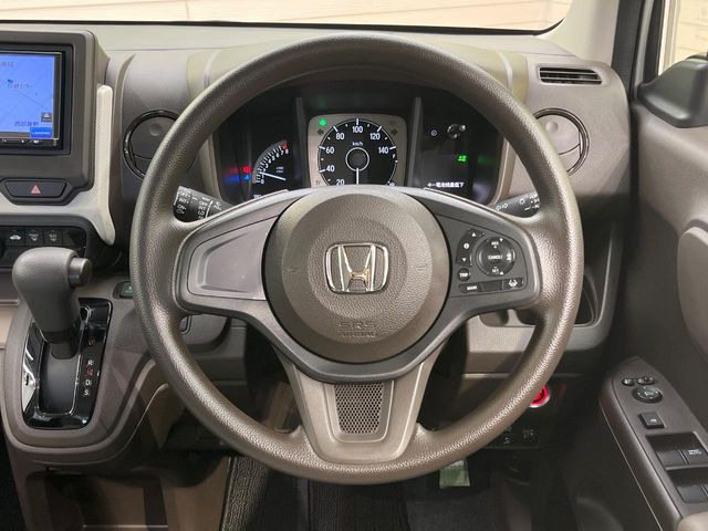 �C���e���A�ɍ��킹���f�U�C���̃X�e�A�����O�́A�^�]�������̂��Ƃ��l���A�^�]���₷���`��A�傫���ł��B�����x�A���ۂɐG���Ă��m���߂��������B