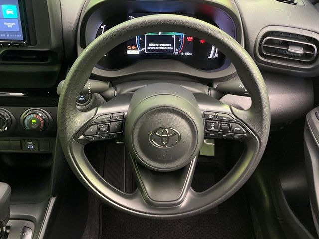 �C���e���A�ɍ��킹���f�U�C���̃X�e�A�����O�́A�^�]�������̂��Ƃ��l���A�^�]���₷���`��A�傫���ł��B�����x�A���ۂɐG���Ă��m���߂��������B