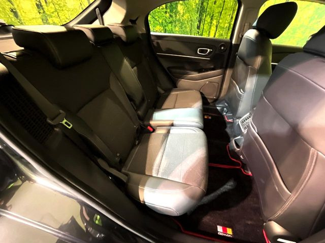 後部座席も気になるようなキズ・汚れやへたり等、大きなダメージはなく、良好な状態です。