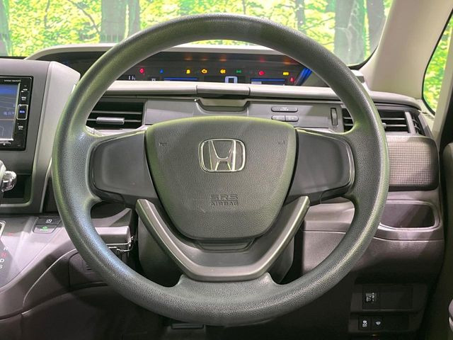 �C���e���A�ɍ��킹���f�U�C���̃X�e�A�����O�́A�^�]�������̂��Ƃ��l���A�^�]���₷���`��A�傫���ł��B�����x�A���ۂɐG���Ă��m���߂��������B