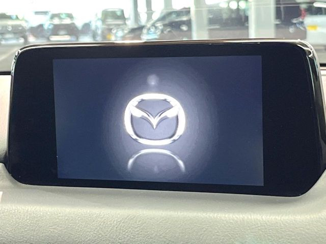 【8インチマツダコネクト】車内の雰囲気にマッチした大型のディスプレイ。スマホ接続でのナビ使用やBluetooth再生等、様々な機能が楽しめます。直感的なダイヤル操作が可能で、使い勝手も良好です。