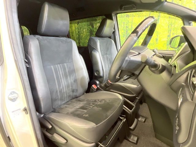 運転席シート廻りは使用感も少なく、良好な状態となっています。丁寧に使われていたことがよくわかりますね。