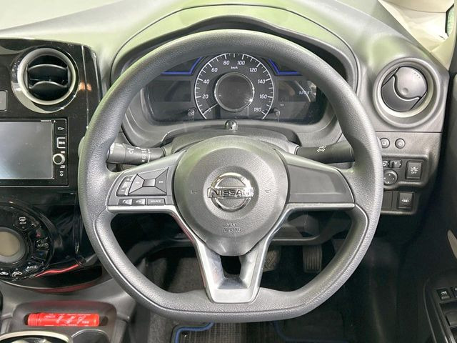 �C���e���A�ɍ��킹���f�U�C���̃X�e�A�����O�́A�^�]�������̂��Ƃ��l���A�^�]���₷���`��A�傫���ł��B�����x�A���ۂɐG���Ă��m���߂��������B