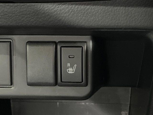 【シートヒーター】寒い日に重宝するシートヒーター!エアコンより早く温まってくれるので寒がりの人も安心ですね♪エアコンの温風は乾燥するから苦手、という方にもをおすすめです。