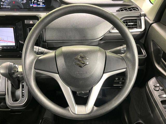 �C���e���A�ɍ��킹���f�U�C���̃X�e�A�����O�́A�^�]�������̂��Ƃ��l���A�^�]���₷���`��A�傫���ł��B�����x�A���ۂɐG���Ă��m���߂��������B