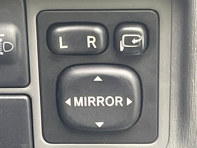 �y�d���i�[�~���[�z�T�C�h�~���[�͓d���i�[���ƂȂ��Ă���A�������ԏ�ł��L�Y�������X�N��}�����܂��B