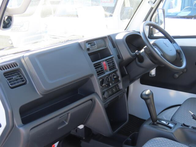 内外装の清掃・ガラス系ボディコーティングをCARクリーニング専門業者が施工いたしますので大変清潔。オリックス自動車ではみなさまに快適なドライブをお約束。