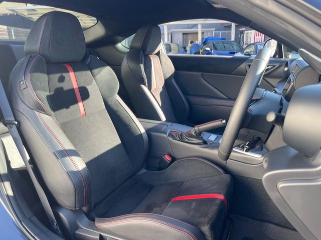 【専用スポーツシート】ホールド性に優れ、カーブ時の体が流れを抑制してくれます。また、体にフィットするから腰や背中が疲れにくく、ロングドライブや高速走行でも快適にお過ごしいただけます♪