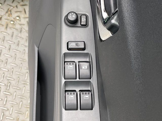 �y�d���i�[�~���[�z�T�C�h�~���[�͓d���i�[���ƂȂ��Ă���A�������ԏ�ł��L�Y�������X�N��}�����܂��B