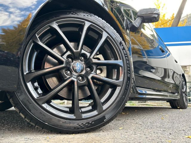 �y����18�C���`�A���~�z�C�[���z�O�ςɃ}�b�`���������A���~�z�C�[���𑕒����Ă���܂��B�e��ЊO�A���~�z�C�[����A�X�^�b�h���X�^�C�����戵�����Ă���܂��B���񂲑��k����������