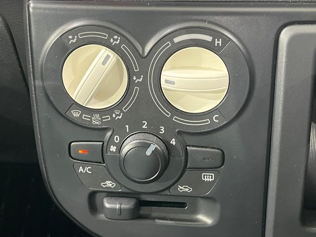 寒い冬も暑い夏も全席に快適な空調を届けてくれる、ダイヤル式エアコンを装備♪