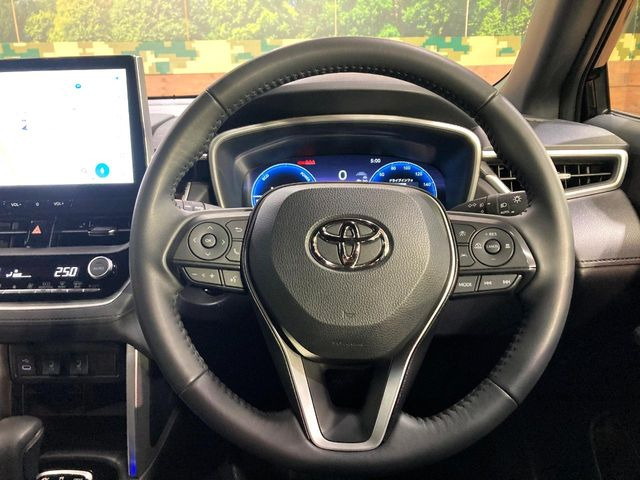 �C���e���A�ɍ��킹���f�U�C���̃X�e�A�����O�́A�^�]�������̂��Ƃ��l���A�^�]���₷���`��A�傫���ł��B�����x�A���ۂɐG���Ă��m���߂��������B