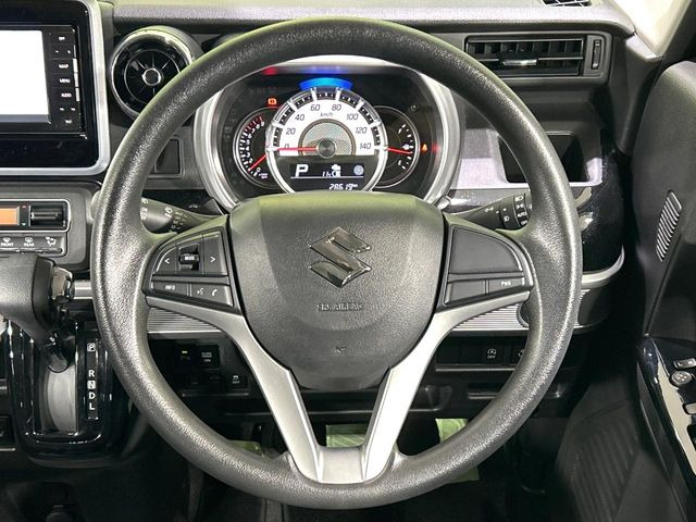 �C���e���A�ɍ��킹���f�U�C���̃X�e�A�����O�́A�^�]�������̂��Ƃ��l���A�^�]���₷���`��A�傫���ł��B�����x�A���ۂɐG���Ă��m���߂��������B