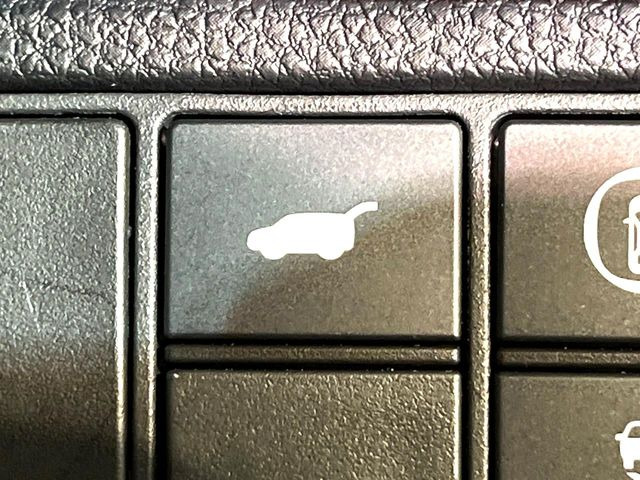 【パワーバックドア】スマートキーや運転席のボタンを押すだけでリアゲートが自動で開閉します!荷物を持っている時や、高い位置にあるバックドアを閉める際に便利な機能です♪