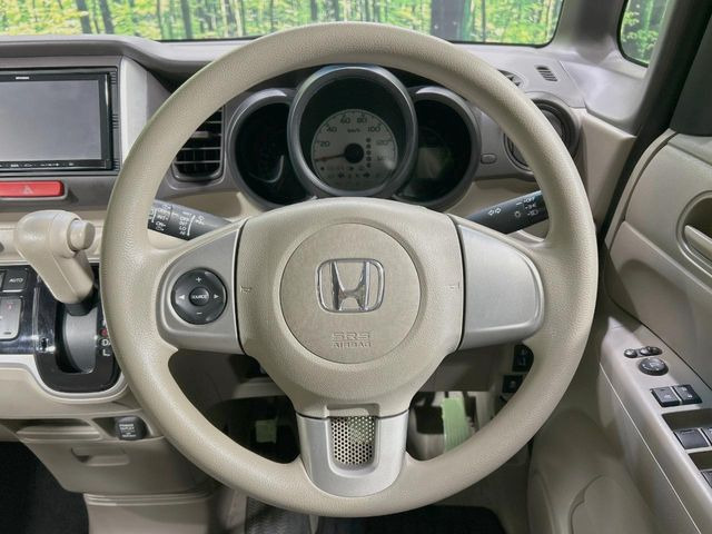 �C���e���A�ɍ��킹���f�U�C���̃X�e�A�����O�́A�^�]�������̂��Ƃ��l���A�^�]���₷���`��A�傫���ł��B�����x�A���ۂɐG���Ă��m���߂��������B