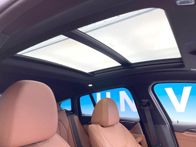●パノラマガラスルーフ:大迫力のパノラマルーフは、後部座席にまで続いており、開放的な空間をお楽しみいただけます。