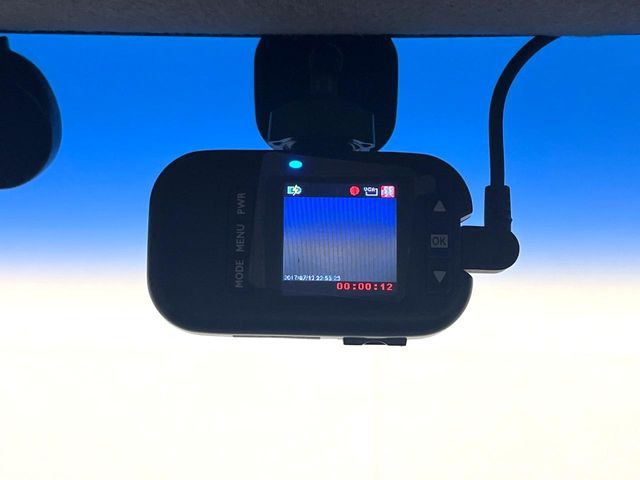 【ドライブレコーダー】安心・安全なカーライフに必須のドライブレコーダーを装備!走行中はもちろん、あおり運転や事故に遭遇した際の状況も映像で記録し、万一のリスクに備えます。