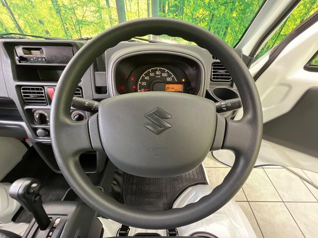 インテリアに合わせたデザインのステアリングは、運転される方のことも考え、運転しやすい形状、大きさです。是非一度、実際に触ってお確かめください。