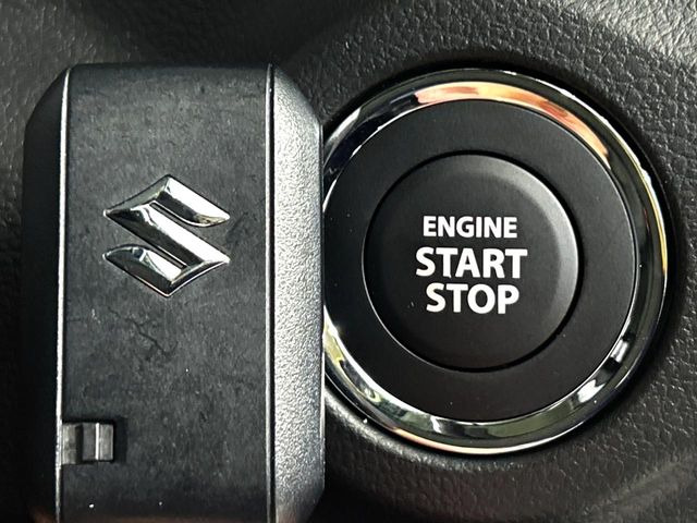 【キーレススタートシステム】カバンやポケットに入れたままでもドアの施錠・解錠が可能なスマートキーを装備。エンジンのオン・オフ時もカギを取り出す必要が無いからとっても便利です♪