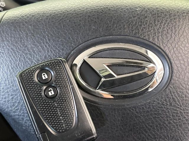 �y�L�[�t���[�V�X�e���z�J�o����|�P�b�g�ɓ��ꂽ�܂܂ł��h�A�̎{���E�������\�ȃX�}�[�g�L�[�𑕔��B�G���W���̃I���E�I�t�����J�M�����o���K�v����������Ƃ��Ă��֗��ł���