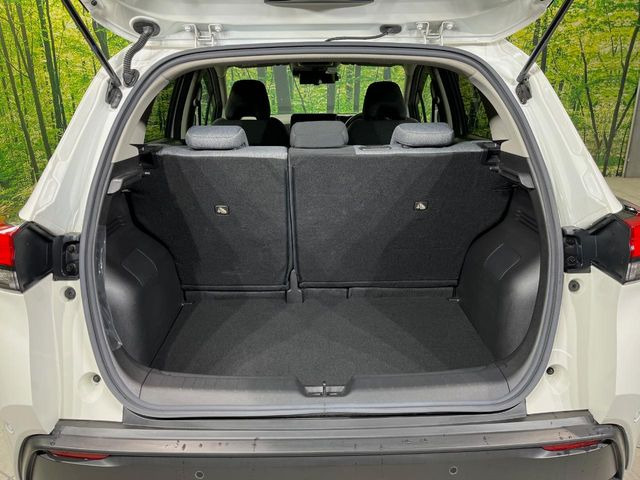 ���i�̂���������ʋ΁A���}���ɏ\���ȉ׎��X�y�[�X���m�ۂ��Ă���܂��B�Z�J���h�V�[�g��|���ƁA�傫�ȉו��̐ύڂ��\�ł���