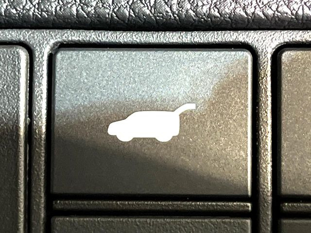 【パワーバックドア】スマートキーや運転席のボタンを押すだけでリアゲートが自動で開閉。荷物を持っている時や、高い位置にあるバックドアを閉める際に便利な機能です♪