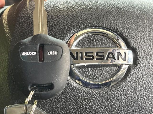 【キーレス】少し離れた場所からでもボタン一つでドアの開錠・施錠ができるのでとっても便利!ドアの鍵穴周りに傷をつけることもありません♪