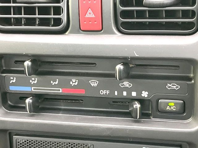 寒い冬も暑い夏も全席に快適な空調を届けてくれる、ダイヤル式エアコンを装備♪