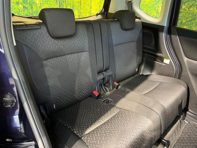 広々とした2列目シートは居住性が高く、居心地も快適!友達や家族とのお出かけにぴったりです。ベビーシートやチャイルドシート使用時も快適にお過ごしいただける十分な空間を確保しています。