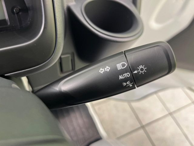 【オートライト】周りの明るさに応じて自動でヘッドライトの点灯・消灯ができる機能です!ライトの付け忘れ・消し忘れなどが無くなり、雨の日や夕方の走行も安心!トンネル通過時も便利ですね♪