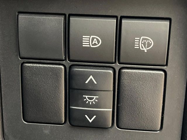 【オートマチックハイビーム】夜間の安全走行に役立つ便利な機能!先行車や対向車を検知し、ハイビームとロービームを自動で切り替えてくれます♪