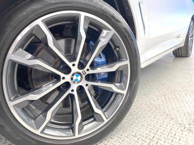 ●純正20インチアルミホイール:輸入車ならではの卓越した走りを支えるホイールと足回りです!日本車の走りに慣れている方にもぜひ体感して頂きたいほど、高いレベルでまとまっています!