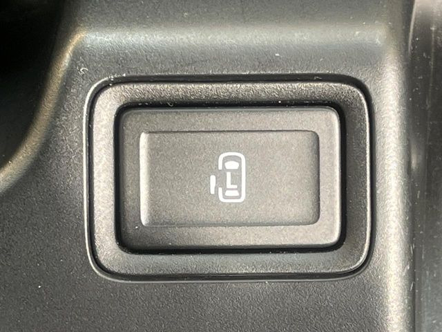 【パワースライドドア】スマートキーや運転席のスイッチでスライドドアの開閉が可能♪電動だから力を入れてドアを開ける必要が無く、小さいお子様でも、重い荷物を持っている時もラクに開け閉めできます♪