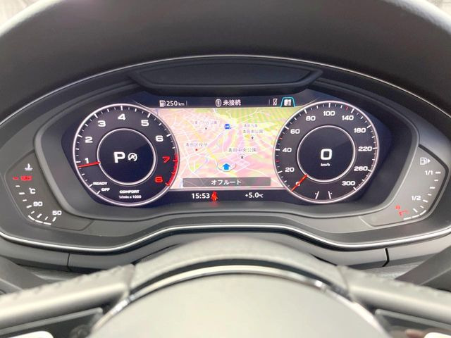 ���o�[�`�����R�b�N�s�b�g:�S�̂��t���p�l���ƂȂ��Ă����i�I�ȃ��[�^�[�p�l���B�ʏ�̃X�s�[�h���[�^�[�Ƃ��Ă̋@�\�͂������A�i�r�E�I�[�f�B�I�@�\�̊m�F�E������ł��A�^�]�ɏW�����₷���Ȃ��Ă���܂��B