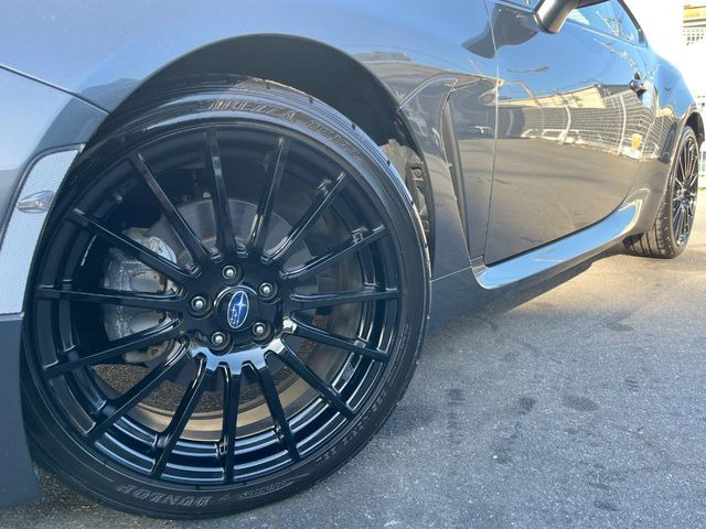 【STIスポーツ専用純正18インチアルミホイール】デザイン性の高い純正アルミホイールを装着しております。各種社外アルミホイールや、スタッドレスタイヤも取扱いしております。是非ご相談ください♪