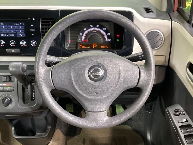 �C���e���A�ɍ��킹���f�U�C���̃X�e�A�����O�́A�^�]�������̂��Ƃ��l���A�^�]���₷���`��A�傫���ł��B�����x�A���ۂɐG���Ă��m���߂��������B