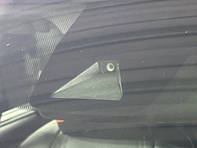 【トヨタセーフティセンス】走行中に前方の車両等を認識し、衝突しそうな時は警報とブレーキで衝突回避と被害軽減をアシスト。より安全にドライブをお楽しみいただけます。