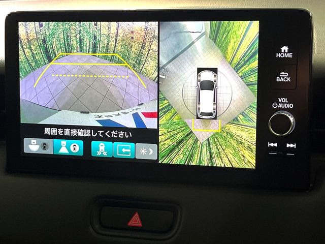 【マルチビューカメラシステム】専用のカメラにより、上から見下ろしたような視点で360度クルマの周囲を確認することができます☆死角部分も確認しやすく、狭い場所での切り返しや駐車もスムーズに行えます。