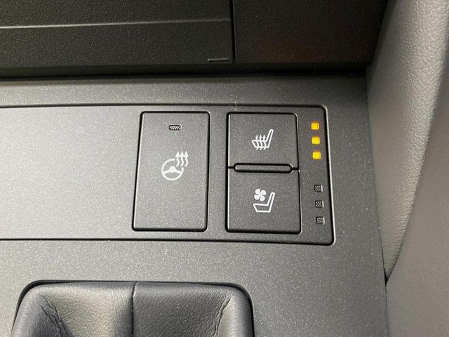 【シートベンチレーション】夏場は涼しい風でお尻や背中の熱やムレを防ぎ、冬はエアコンよりも早く温まってポカポカに!季節を問わず快適に過ごせます。