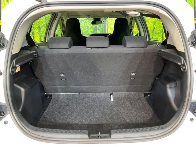 ���i�̂���������ʋ΁A���}���ɏ\���ȉ׎��X�y�[�X���m�ۂ��Ă���܂��B�Z�J���h�V�[�g��|���ƁA�傫�ȉו��̐ύڂ��\�ł���