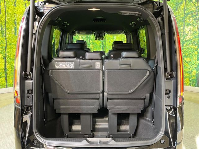 積み下ろしのしやすいデッキにはたっぷりと荷物を積み込んでいただけます。遊びから仕事まで、様々なシーンで頼れます♪